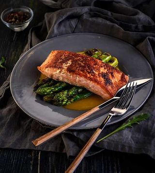 стейк из семги со спаржей и голландским соусом