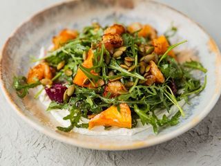 Салат з печеного гарбуза, буряка і креветок (260g)