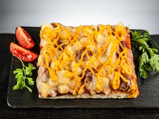 Pizza Bravas Y Longaniza (Porción)