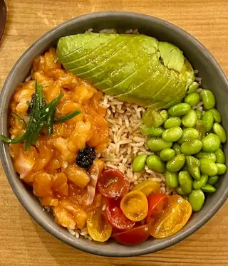 Poke de salmón