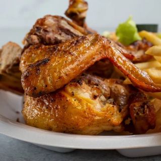 Medio pollo con patas fritas