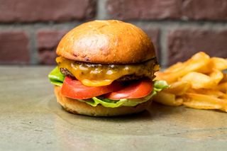 Cheese burger con fries
