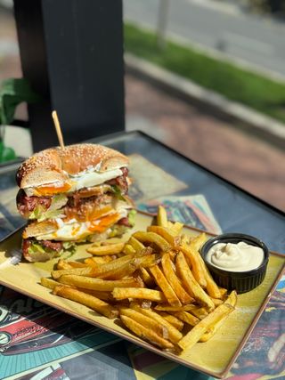 Bagel cu bacon si ou (combo)