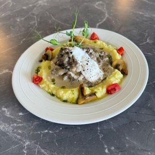 Бефстроганов с говядиной и грибами с картофельным пюре