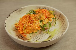 Брускета з куркою та соусом голондез