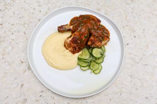 Курча з картопляним пюре, чімічурі та малосольним огірком, 300г