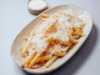 Картопля фрі з Пармезаном та Трюфельним соусом (190 г.)
