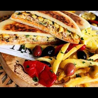 Marokańska kanapka z tuńczykiem