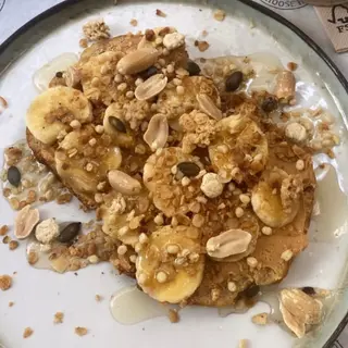 Bananabread con mantequilla de cacahuetes y plátano