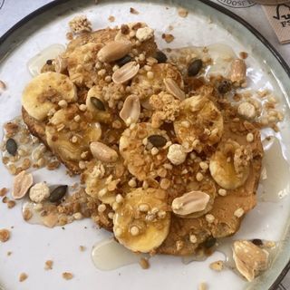 Bananabread con mantequilla de cacahuetes y plátano