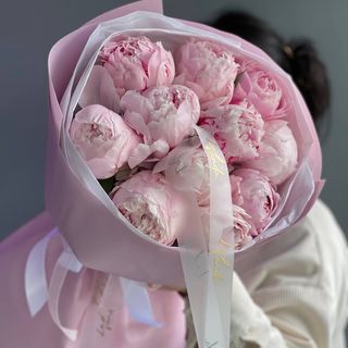 Букет із півоній