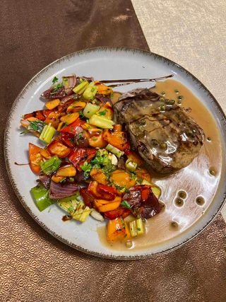 Телешки Пепър стек с глазирани зеленчуци (400г)