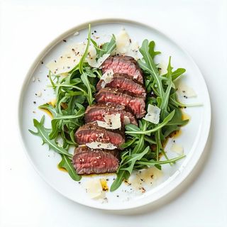 Tagliata di manzo con rucola pomodorini e scaglie di grana padano