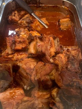 Entrecosto com favas. Com arroz e salada