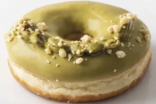 Donut con glassa pistacchio e granella di pistacchio