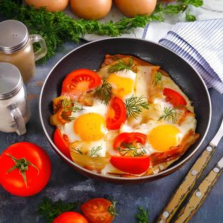 Яєшня з помідором та беконом (250г)