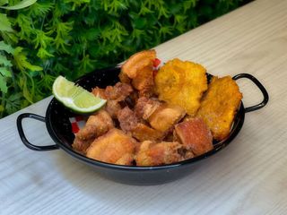 Chicharron y patacones