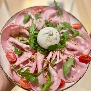 BURRATA MORTADELA Y PISTACHO