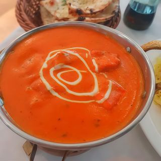 plato de pescado con salsa curry picante