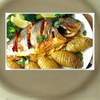 Dourada Grelhada com Batata Cozida e Legumes