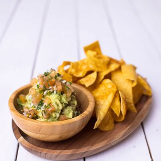 Nachos caseros con guacamole