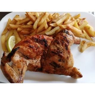 Medio pollo asado + patatas y arroz + pan + bebida