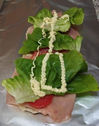 Panino cotto, insalata, pomodoro, formaggio e maionese