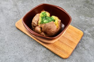 Печена картопля з зеленим маслом (140/50г)