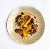 Куряча печінка з карамелізованими яблуками та вишневим соусом (230г/30г)