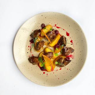 Куряча печінка з карамелізованими яблуками та вишневим соусом (230г/30г)