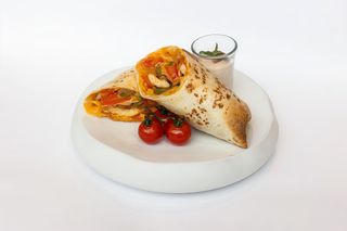 Burrito din piept de pui și dressing de iaurt Q