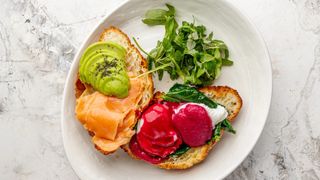 Яйцо Бенедикт на томленом круассане со слабосоленой форелью и авокадо