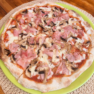 Pizza De Jamón Y Champiñón