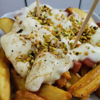 Patatine con mortadella,provola e granella di pistacchio 