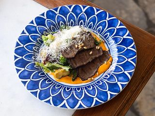 Стейк-салат з печеними овочами, пармезаном, соусом айолі-ромеско та картоплею конфі (300г)