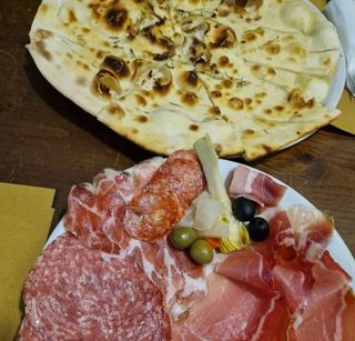 Antipasto di terra con focaccia
