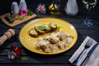 Muschi de porc in sos de ciuperci cu cartofi copti