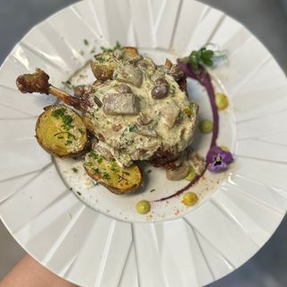 Pulpa de rata, cartofi copti, sos de hribi & ghebe cu smantana