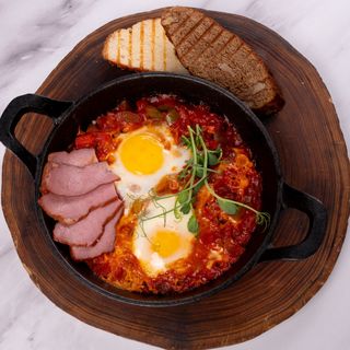 Шакшука с говяжьей ветчиной