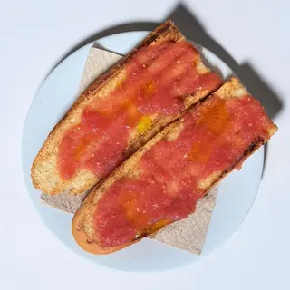 Tostadas de pan con tomate