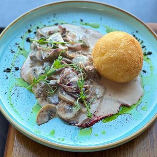 телятина с грибами в сливочном соусе с поджаренным пюре