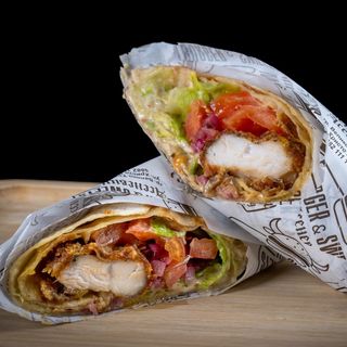 Тортила с хрупкаво пилешко бон филе и хумус (350г)