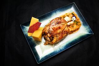 Ciolan de porc cu varză călită și mămăligă