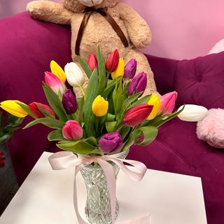 21 бр. Разноцветни лалета с панделка