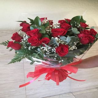 18 Rosas Rojas con Paniculata 
