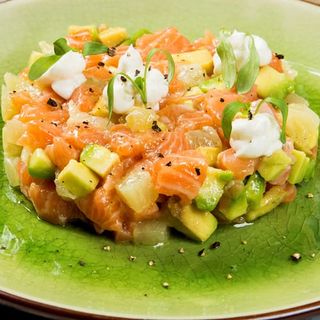 Tartar De Salmón Con Piña Asada Y Aguacate