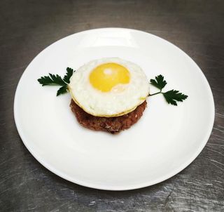 Бифштекс с яйцом