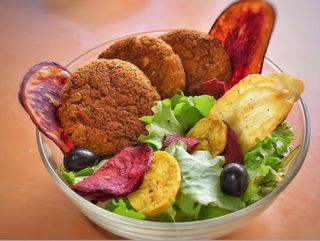 Falafel con ensalada