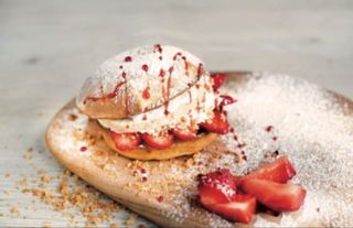 Waffle  cioc. bianco,kinder,fragola,topping fragola