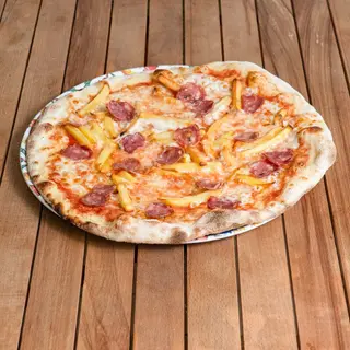 Patatine e salsiccia piatto